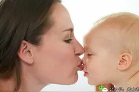 3岁宝宝嘴唇肿得像香肠，都因妈妈亲吻所致，你有做么？图片