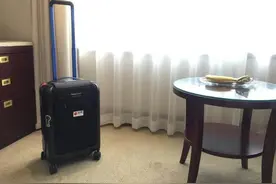 人一走就能自动上锁的旅行箱，让你放心旅行无忧虑图片