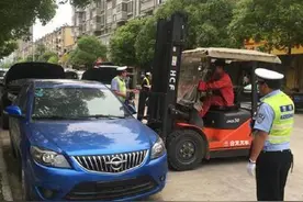 路边二手车市场 无牌又占道图片