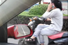 龙泉中山路一微友花式骑电瓶车，姿势逍遥！图片