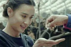 老爷爷你真会玩，看这姑娘被你逗的！图片