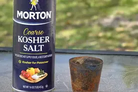 熔盐倒入装满水的鱼缸中，鱼缸炸裂!图片