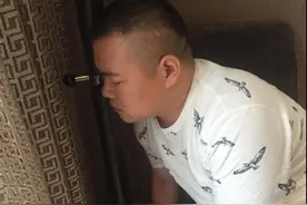 岳云鹏拍戏困到靠衣架睡着，奇葩睡姿又心疼又好笑图片