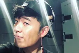 陈赫苦心凹造型自拍被嫌弃，为何“月半赤赤”就是瘦不下来？图片