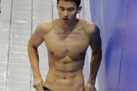 宁泽涛称回国开私教课 传授八块腹肌秘诀 网友:是专门摸腹肌?图片