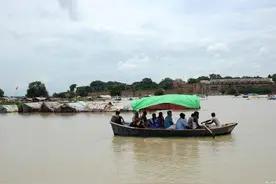 印度洪水持续泛滥 信徒乘船游恒河图片