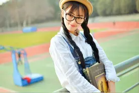 迷人戴眼镜学生妹，清纯可爱有气质图片