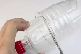 窗户凹槽灰尘很难擦除，吹风筒装一个塑料瓶5秒解决，简单又实用视频封面