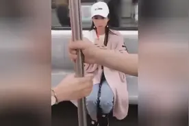 超甜预警：地铁摸手秀恩爱合辑，路人们的表情一个比一个亮视频封面