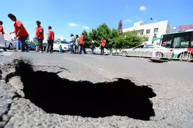 一声巨响!昆明城区路面撕开"吃人"大口，可这并非第一次...图片