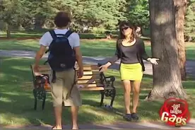 小孩尿急，在树后方便，吓到路人（做戏何不做全，关水不是更好）视频封面