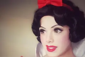 美国小伙Cosplay迪士尼公主图片