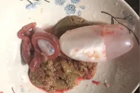 美食：大厨怎么把鲤鱼烧好吃鱼肠子也可以吃你吃过吗视频封面