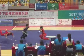 大学生武术比赛双刀对枪失误打趴下一个视频封面