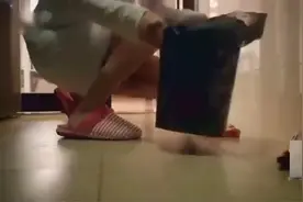美女半夜慌忙的出去倒垃圾，结果忘关门，没想到结局会成这样视频封面