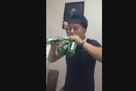 实拍小伙一口气同时喝三瓶啤酒，这还真成了“三管齐下”呀视频封面
