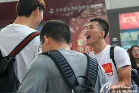 男篮首战告捷再次出征 网红郭少开怀大笑心情上佳图片