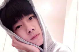 易烊千玺晒自拍一手摸脸锁骨抢镜，网友：妖艳的朦胧美图片