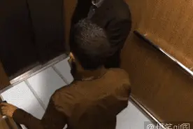 爆笑：吓人的电梯也会让你爆笑一阵。图片