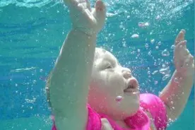 国外小宝宝搞笑游泳潜水集锦！视频封面