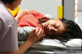 坚持顺产生下10斤巨婴正开心时，诊断结果让人心凉图片
