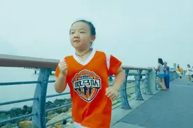 跑步天才，七岁萌娃跑微马。这姿势一点不输成年人！视频封面