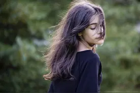 我和闺蜜亲如姐妹，可他老公的一个举动让我不知道如何抉择图片