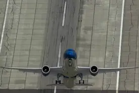 波音787-9梦想客机垂直起飞图片