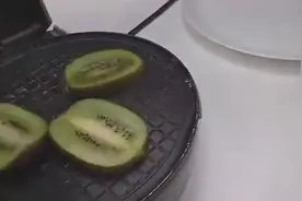 把辣椒和糖果放进电饼铛，太恶心了，建议吃饭的各位不要观看！视频封面