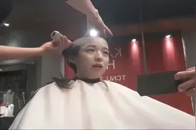 这么漂亮的妹子跑去剃光头，剃完那刻，就跟个小孩似的视频封面