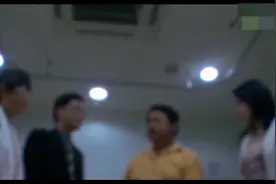 公婆怀疑儿媳肚子孩子，偷偷给儿媳吃安眠药，将人抬到医院检查视频封面