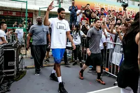 NBA潜力内线和小刺客在东单玩街球 想不想和他们比比图片