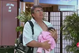 小宝宝饿了不停哭闹，奶粉又喂完了，奶爸的举动让大妈懵了！图片