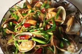 夏日大排档必点舔壳美食——辣炒花蛤图片