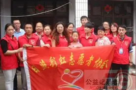 彩虹协会携手棒女郎工作室为贫困女孩送温暖图片
