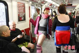 “地铁无裤日”各种大腿任你看图片