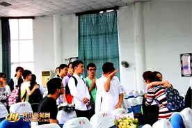 宜宾：高三学生毕业典礼 学生排队拥抱老师感恩图片