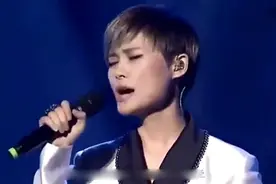 李宇春长发的样子大曝光，不再是假小子，而是全身散发女人味！视频封面