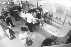 行李超标不愿托运 撒泼大闹安检通道图片