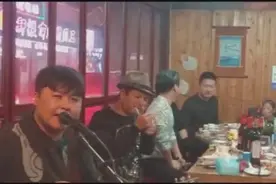 牛人酒桌上吉他弹唱《鸿雁》原汁原味非常好听！视频封面