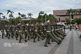 台军退伍老兵凯道集体踢正步 “60后”大叔重拾军魂图片