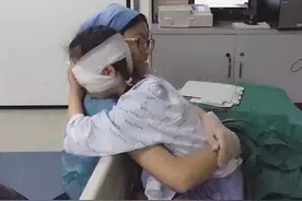 温情一幕：孩子别哭，护士姐姐肩膀给你依靠图片