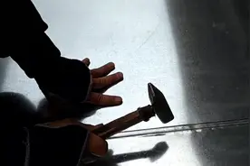 农村匠人一把“神锤”横扫铁匠界！独自继承濒危手艺！视频封面