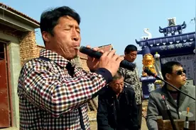 农村艺人管子演奏歌曲《花心》，吹的真不错视频封面