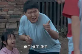 傻舅舅为了保护被骂野孩子的外甥女，被对方家长打，看的好心酸视频封面