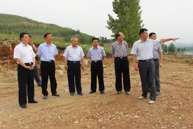 临沂老促会捐赠沂南74只奶山羊助产业扶贫图片