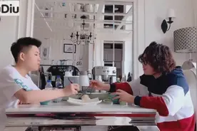 东北小哥的俩徒弟真是谦让啊：让你吃你就吃呗视频封面