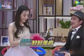 迪丽热巴害羞收下王祖蓝送的大红头巾，这份礼物太实用视频封面