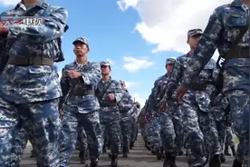 全体战友 关于军人着装规范，这些修改你要知道视频封面