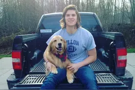 为了能带爱犬一起上课　 男子阔出去了，最终老师同意了！图片